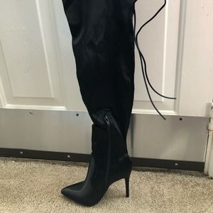 Knee-high heeled boots
